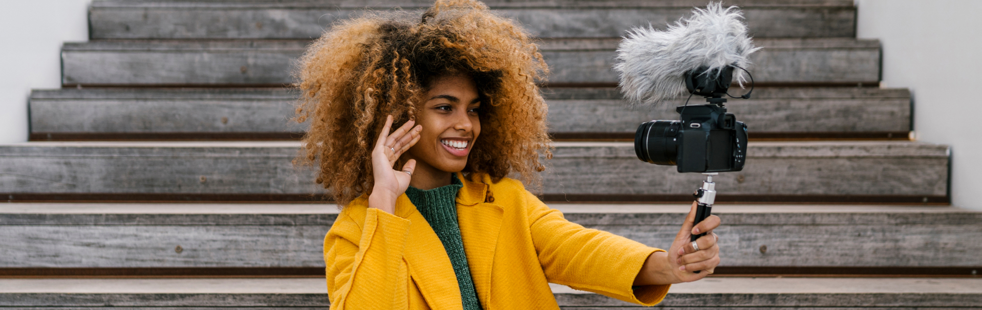 Wanita kulit hitam mengambil foto selfie