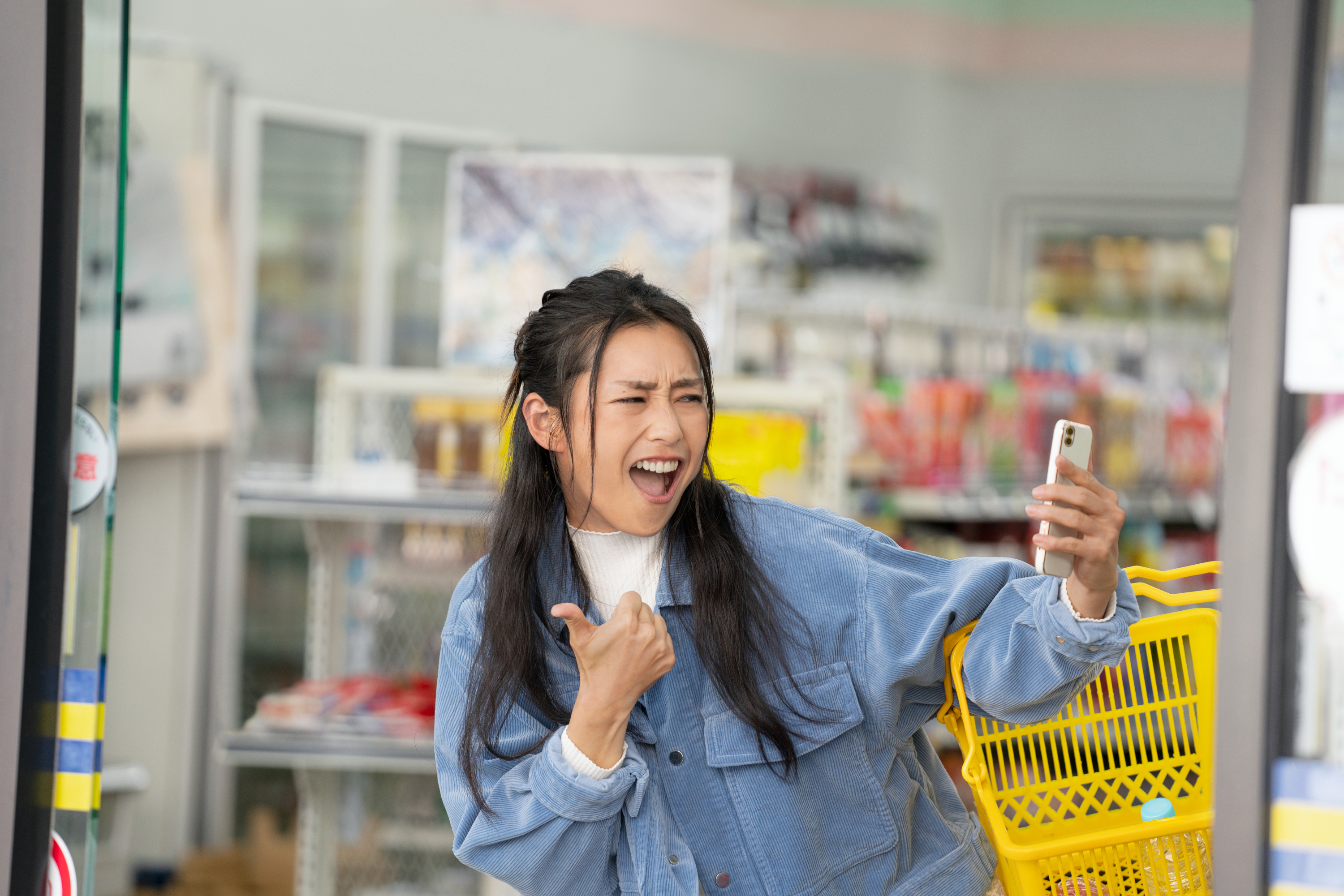 Uma senhora tirando uma selfie em um shopping center