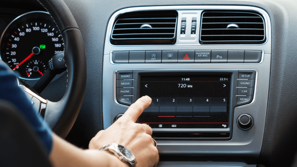 「Tuned In」:AM/FMラジオの廃止が自動車メーカーにとって数十億ドル規模の賭けとなる理由
